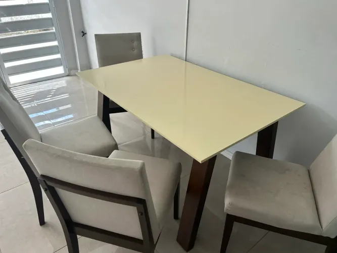 Mesa cm 4 cadeiras bem conservada