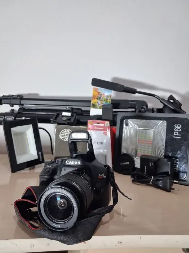 FOTOGRAFIA KIT - CANON T100, TRIPÉ 1M80, HOLOFOTES LED E BATERIA RESERVA