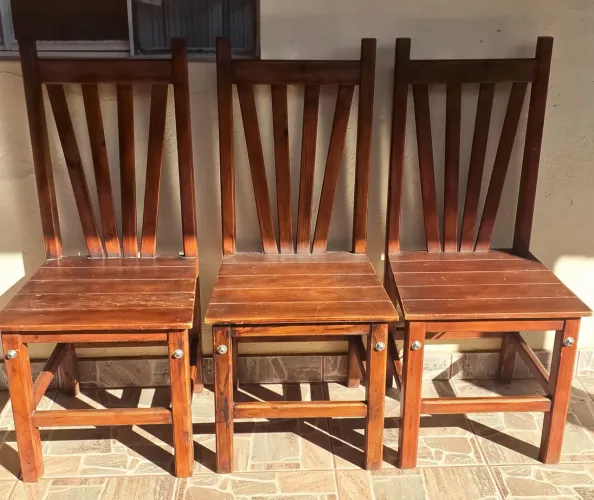 Vende - se ótimas cadeiras de Madeira Maciça 3 unidades