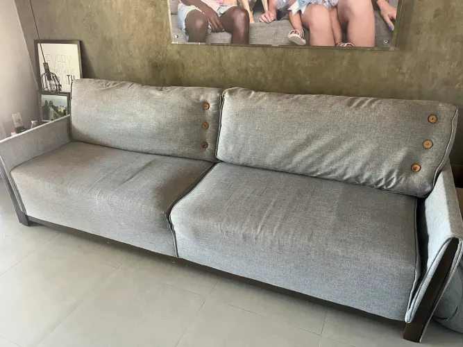 Sofá fixo 250cm com molas ensacadas, em linho cinza