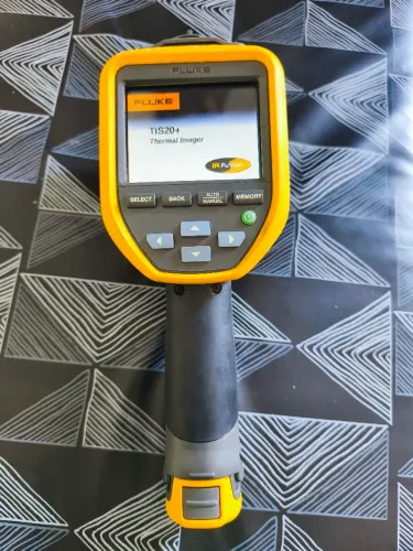 imagem mostra uma câmera termográfica portábil Fluke TiS20+ 