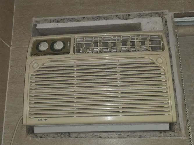 Vendo ar condicionado denparede Gree 7500 btus em perfeito estado, gelando bem.