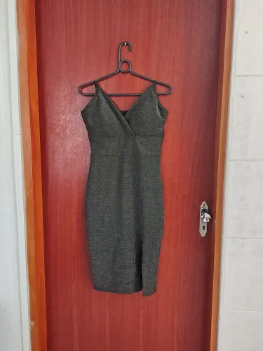 Vestido Curto com Brilho Metálico, Decote Transpassado e Fenda - Veste do M ao GG