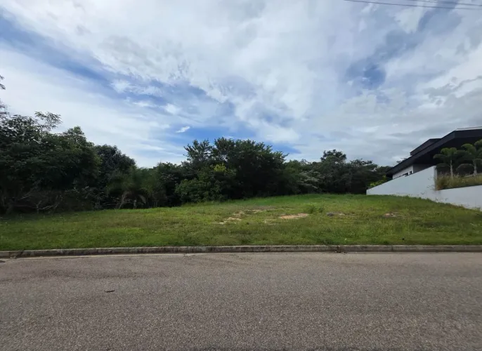 Terreno à venda no Condomínio Portal dos Bandeirantes em Salto (SP).