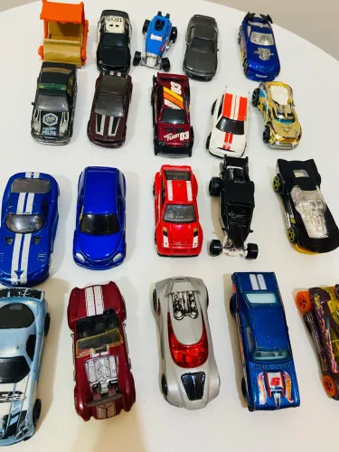 Lote de 20 carrinhos hot wheels escala 1:64 sendo 1 carrinho dos velozes e furiosos