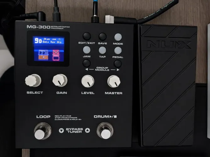Processador de efeitos NUX MG300