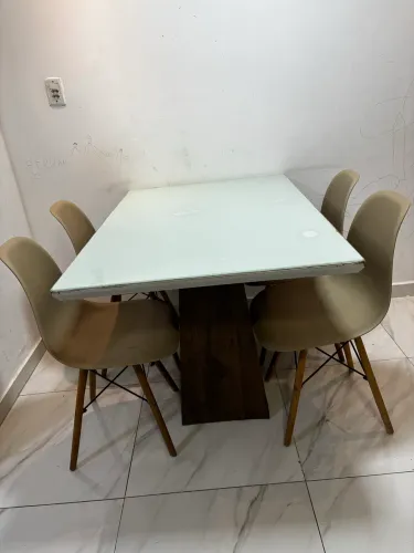 Vendo mesa com 4 cadeiras