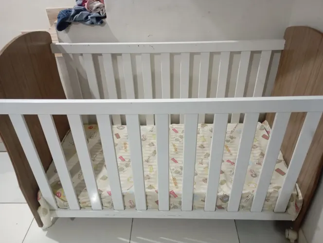 Berço de bebê com colchão 