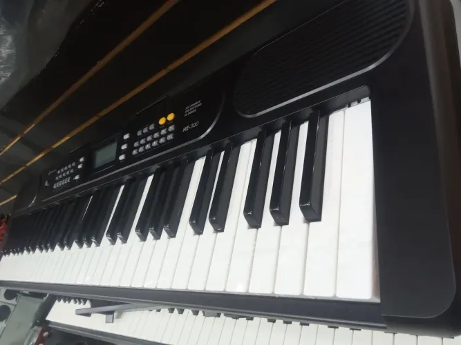 Teclado musical intermediário