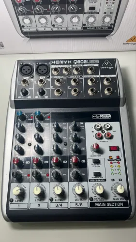 Mesa de Som Behringer Xenyx Q802USB 8 Canais Interface integrada