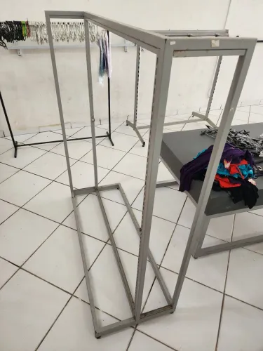 Araras para loja de roupas
