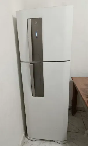 Geladeira Electrolux Frost Free com Freezer Grande - 382L - 220v