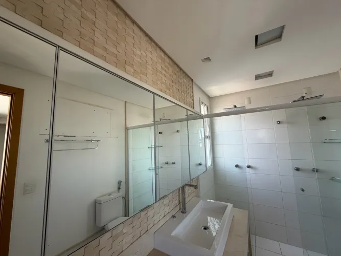 Armário aéreo de banheiro com portas espelhadas