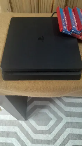 Ps4 slim 5 jogos e fifa intalado 2 controles