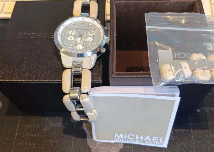 Relógio MK prateado com pulseira perolizada