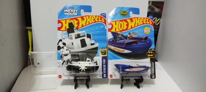 Hot Wheels temáticos barco Mickey, barco Batman,dois por 69,00 reais