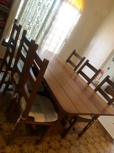 Vende-se mesa com 6 cadeiras de madeira maciça cor embuia
