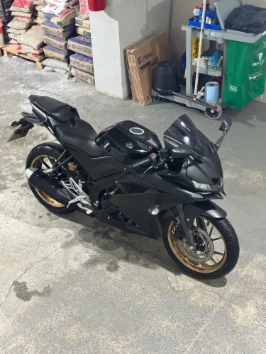 Yamaha R15 preta