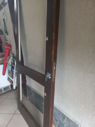 Porta externa de madeira em demolicao