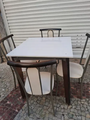 Mesa com 4 cadeiras