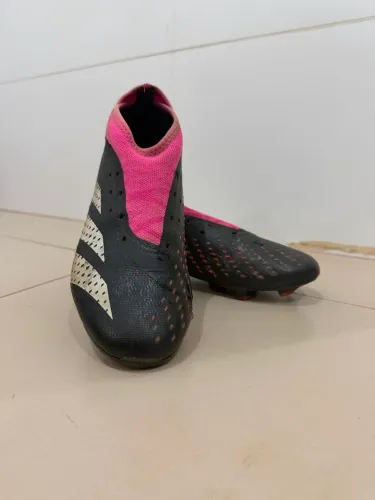 Chuteira predator preta e rosa adidas campo