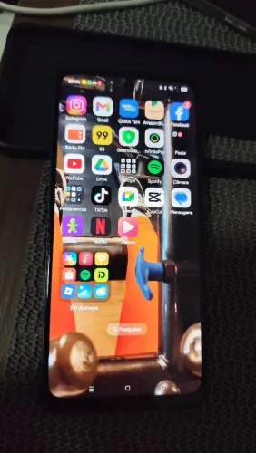 Vendo celular zerado, tem 6 meses de uso já tá com película e capinha, com nota fiscal....
