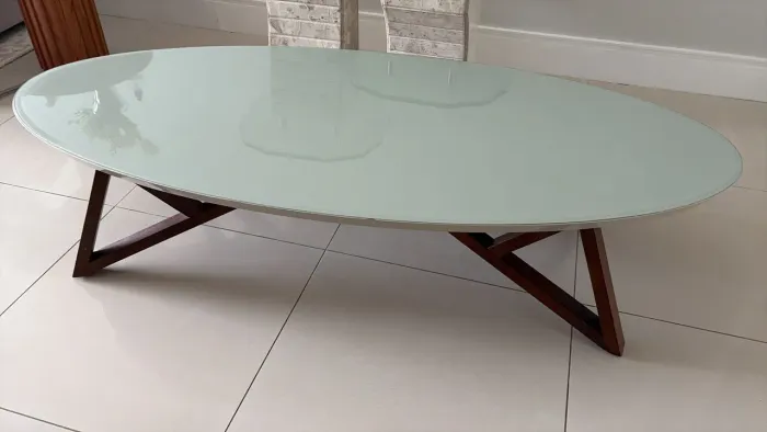 Mesa centro de vidro com pés de madeira 