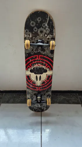 Skate Shape "Black Sheep" com truck danificado