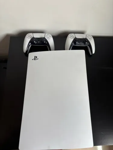 Vendo ps5 com dois controles