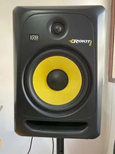 Monitor rokit 8 powered<br>e suporte. R$ 4 mil