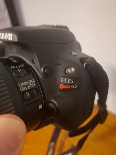 Canon Sl2 zerada com 1.613 clicks e duas lentes.