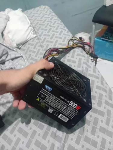 Fonte knup 500w (NAO TA FUNCIONANDO, ACHO QUE TA QUEIMADA, FAÇO 20 SE VIM BUSCAR)
