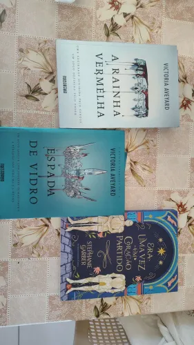 Kit 3 Livros novos/ Era uma vez um coração partido/ A Rainha vermelha e a Espada de vidro