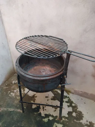 Vendo Linda churrasqueira de cubo de caminhão.