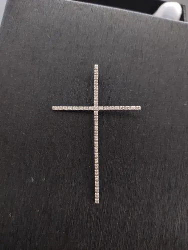 Pingente crucifixo em ouro branco 18k (750), com 42 brilhantes microcravados.