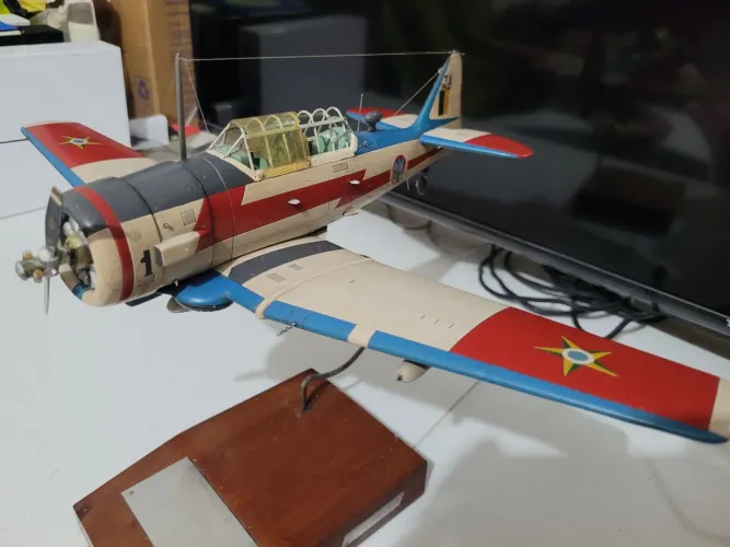 Réplica do T-6 texan em madeira 
