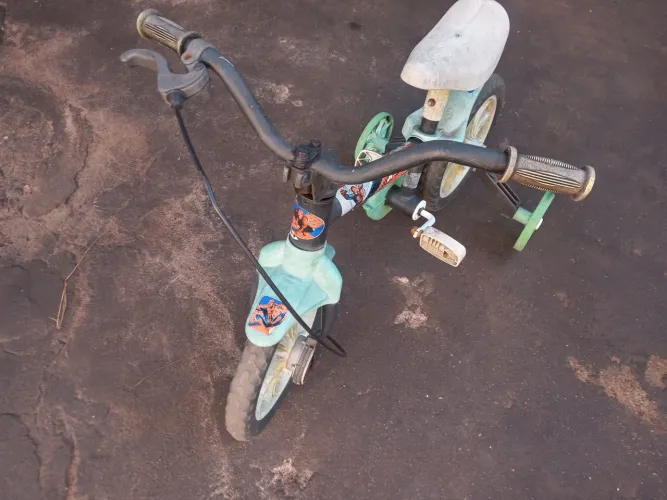 Vendo bicicleta aro 12 masculino.
