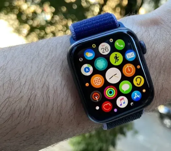 Apple Watch SE 2 MXEP3LL/A Caixa Alumínio 44mm Meia Noite - Loop Esportiva Meia Noite S/L