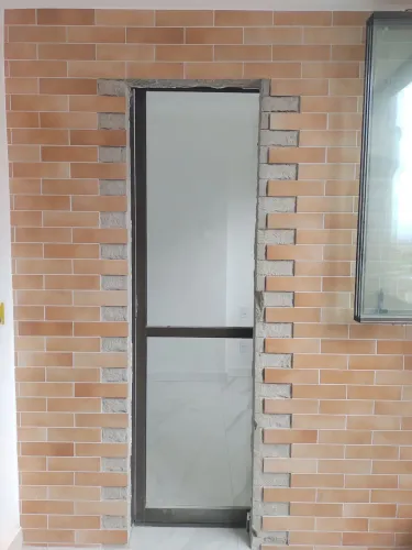Porta em vidro de correr com armação em alumínio bronze