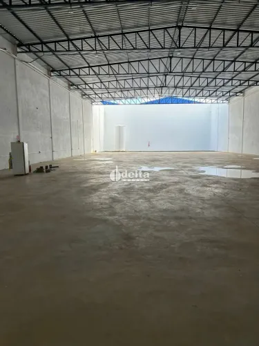 Galpão comercial disponível para locação no bairro Novo Mundo em Uberlândia-MG