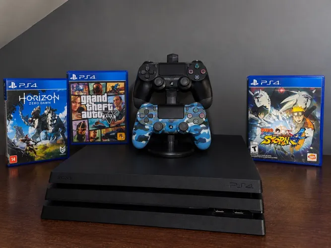 PS4 pro 1TB + 3 jogos + 2 controles + suporte/carregador