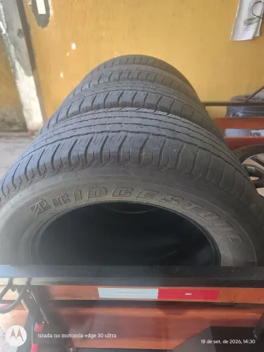4 Pneus Bridgestone Dueler 265/60 R18, meia vida (cerca de 30 mil km rodados), perfeitos.