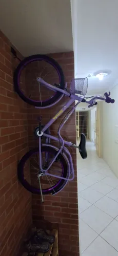 Bicicleta infantil Monark Brisa aro 20 violeta com cesto e bagageiro