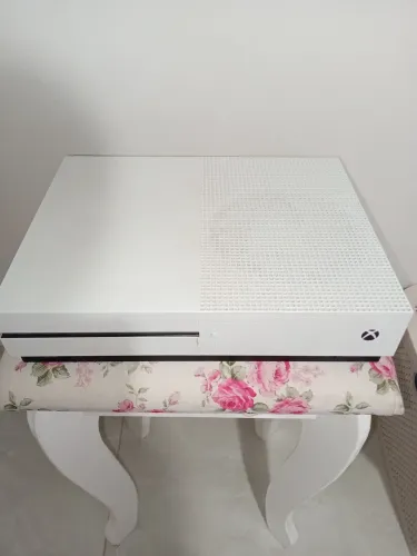Xbox One S 1tb + 4 cds com Caixa e controle