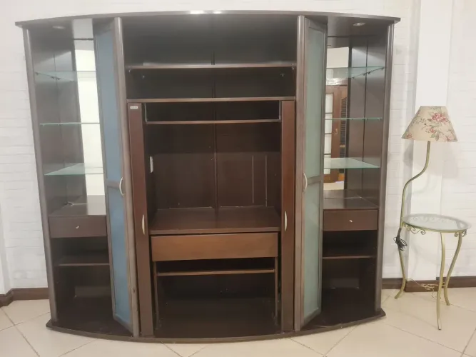 ESTANTE RUDNICK TABACO , 2m x 2,40m; ESPELHADA,2 PORTAS VIDRO FOSCO ESPAÇ0 P/ TV 40" ,