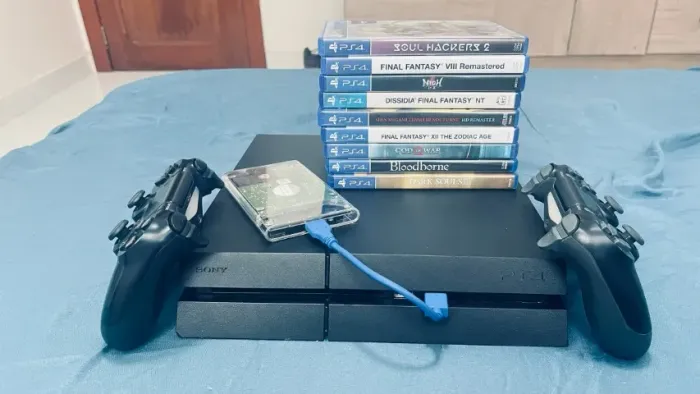 PS4 Fat + 2 controles, 500GB + 1TB com 30 jogos