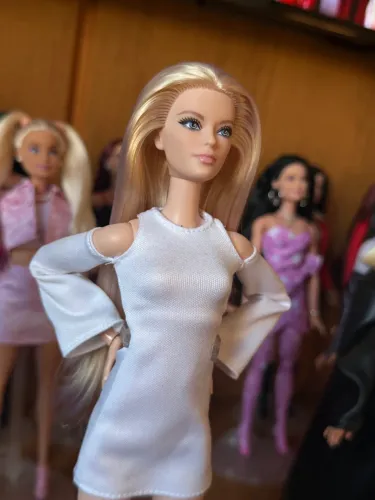 Boneca Barbie looks loira