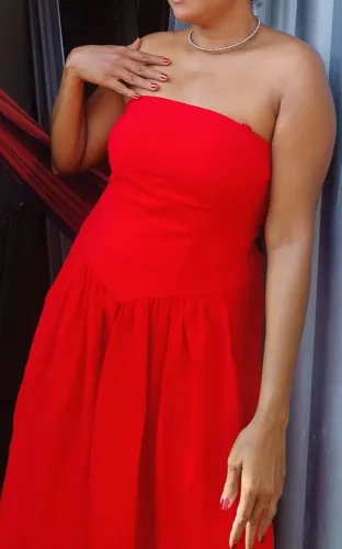 Vestido vermelho veste P/M, contém bolsos e alças <br>(Contém bolsos e alç