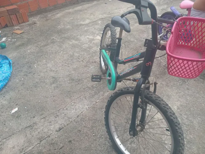2 bicicletas infantis.