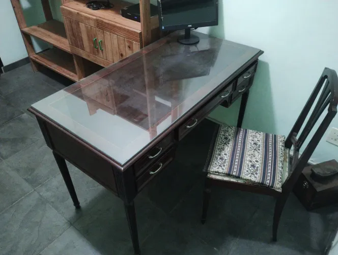 Mesa Colonial para Escritório com Cadeira Estofada e Tampo de Vidro